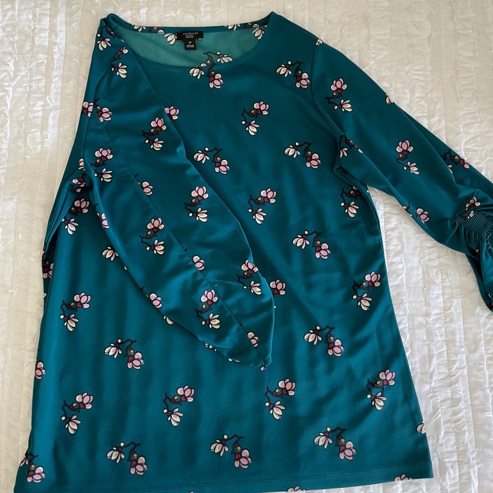 Gently used Ann Taylor blouse.